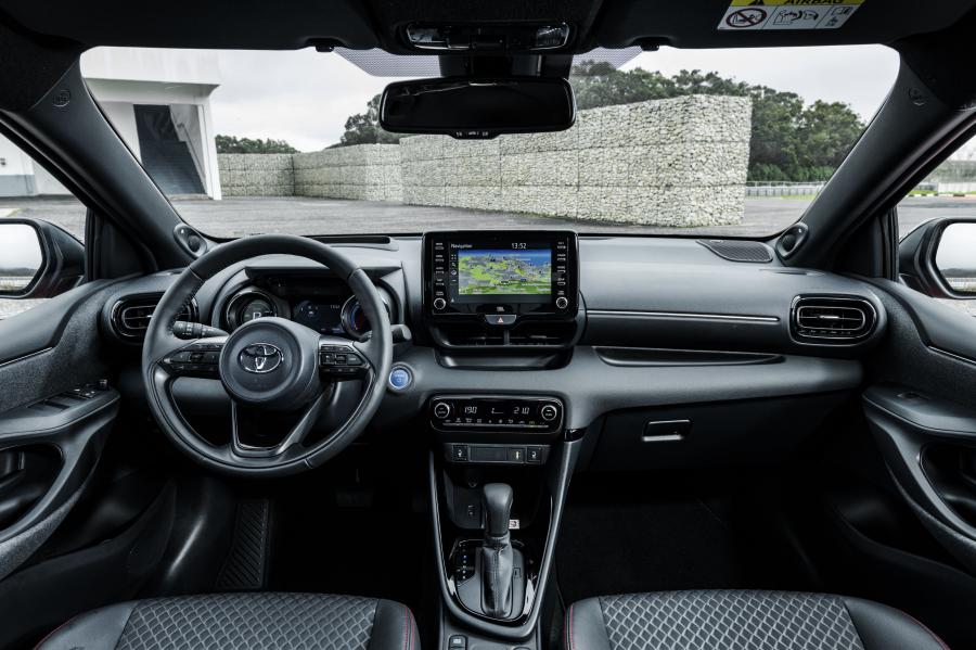 Торпедо Toyota Yaris Hybrid 2020 года  (WW) (фото 58 из 111)